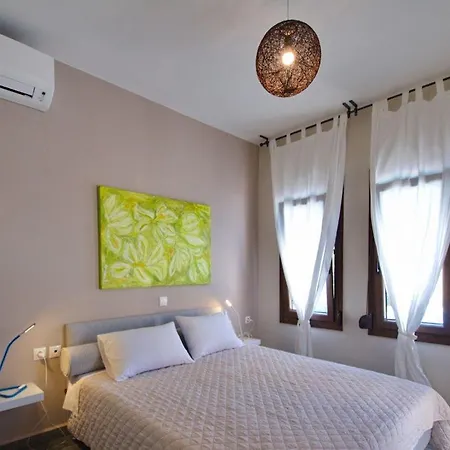Villa Trapezaki Sleeps 6 *