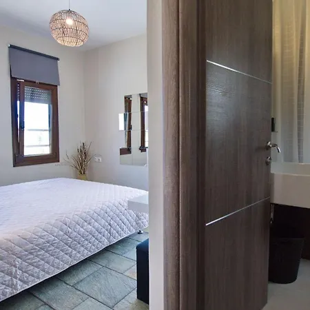 Trapezaki Sleeps 6 *