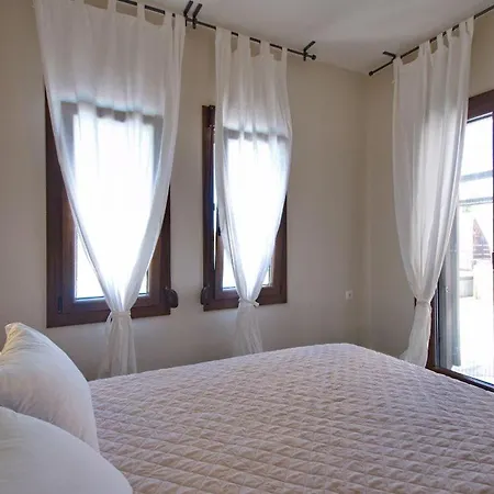 Villa Trapezaki Sleeps 6 *