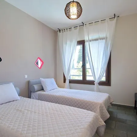 Trapezaki Sleeps 6